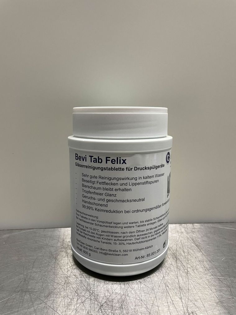 Weißer Behälter mit Bevi Tab Felix Glasreinigungstabletten, mit deutscher Beschreibung der Anwendung