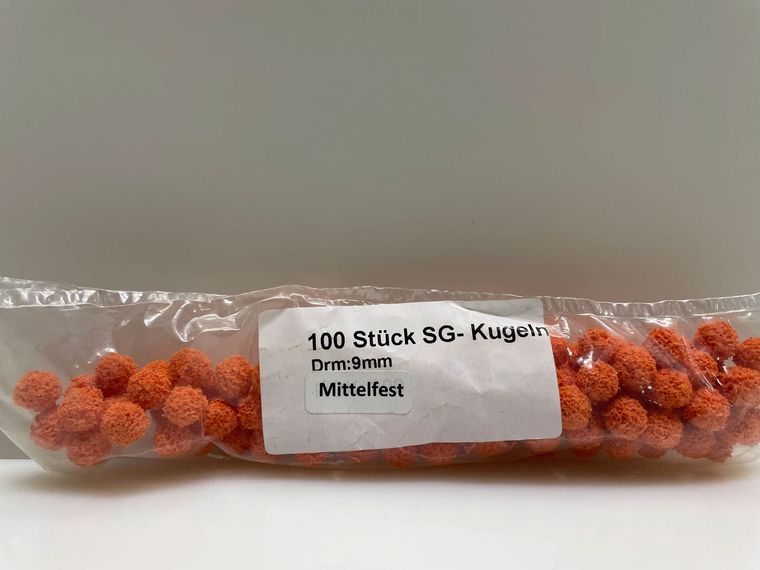 Ein transparenter Beutel voller orangefarbener Schwammkugeln
