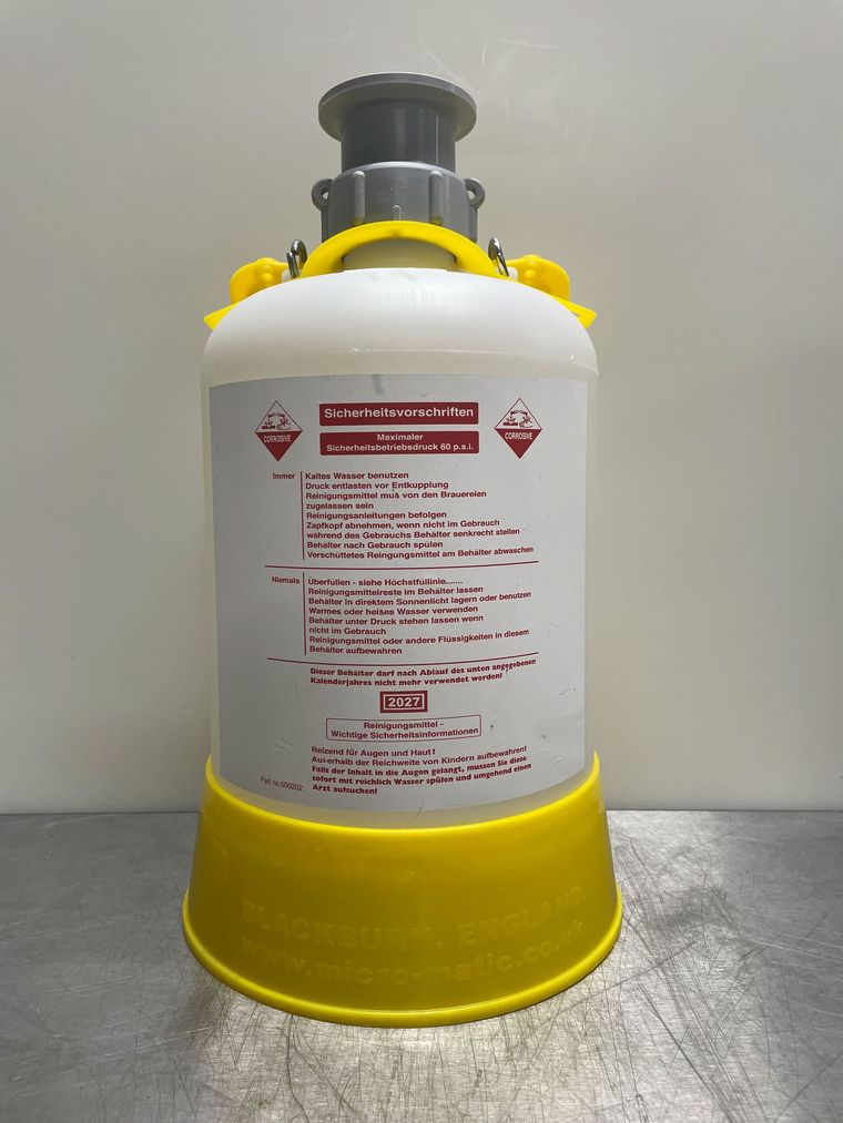 Gelber Tank mit roten Gebrauchs- und Warnhinweisen