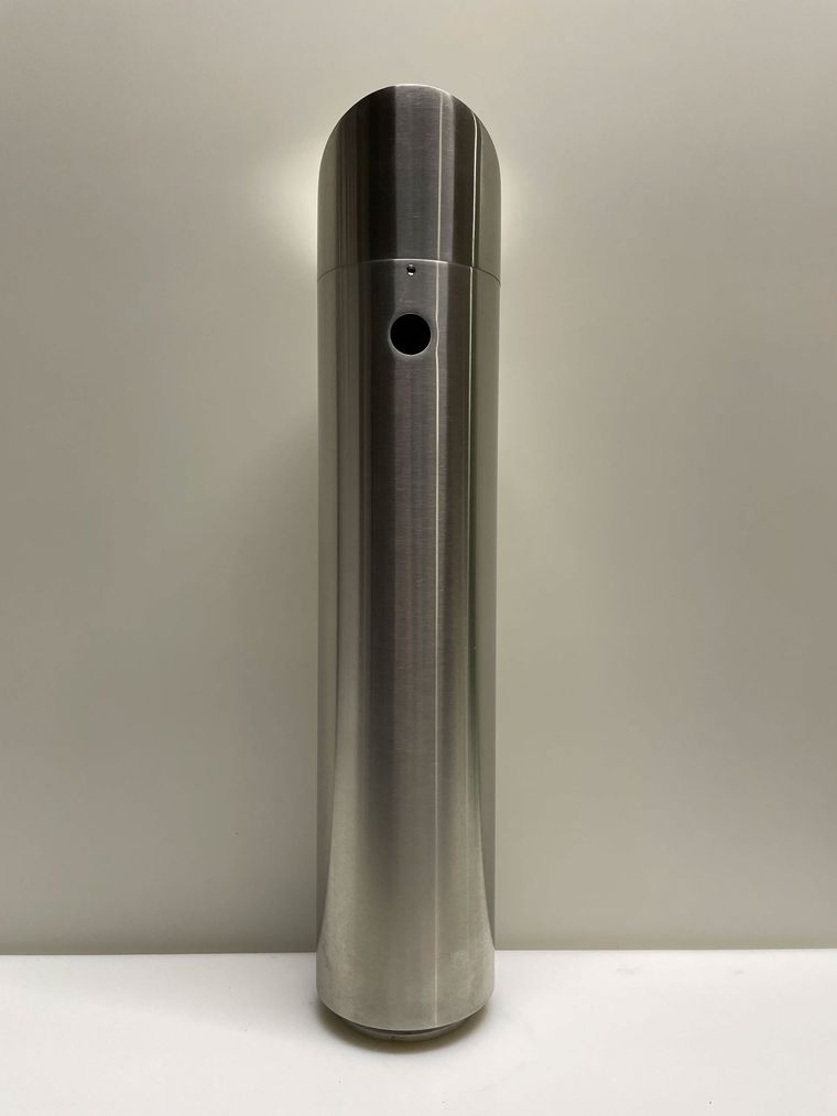 Schanksäule aus Edelstahl mit Anschlüssen für einen Zapfhahn - Frontansicht