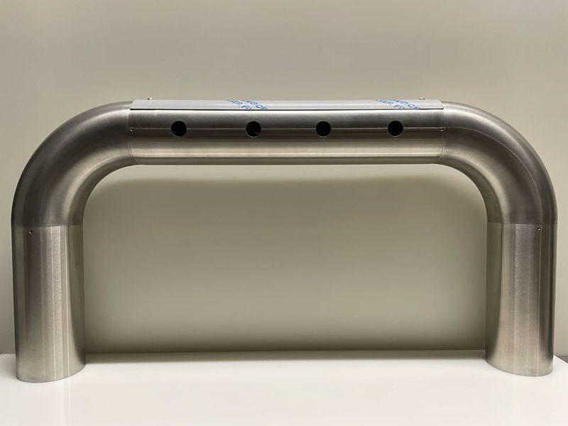 Schanksäule aus Edelstahl mit Anschlüssen für vier Zapfhähne